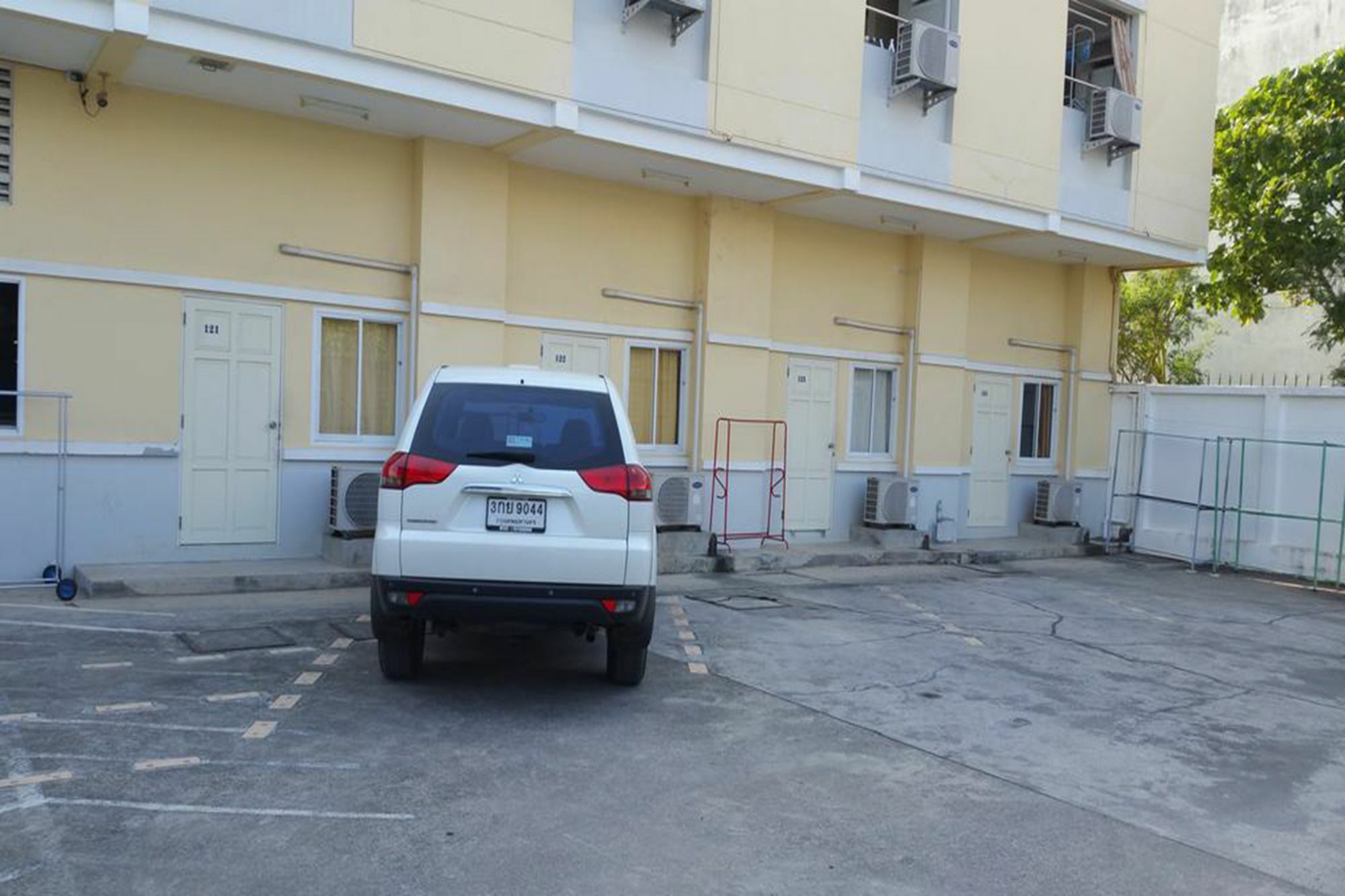 Charoen Apartment Hotel Trang Exterior photo